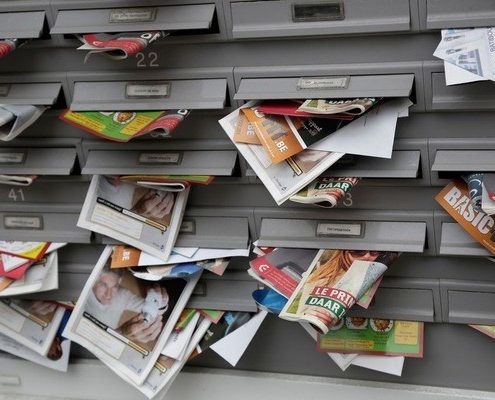 Seuls-9-Francais-pose-autocollant-Stop-leurs-boites-lettres_1_730_400